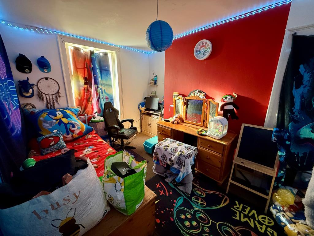 Lot: 152 - FREEHOLD RESIDENTIAL INVESTMENT - Maisonette - second floor- bedroom four